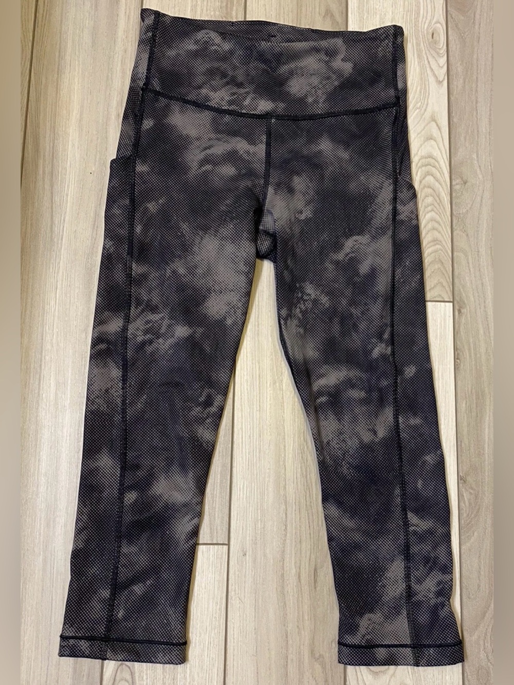 ATHLETA Ultimate Stash Pocket Printed Capri Black Print S NWOT